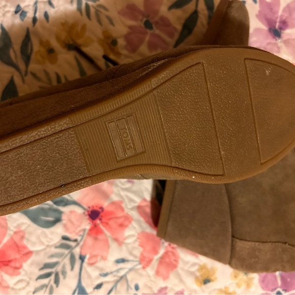 Toms never worn wedge shoes - Picture 3 of 5
